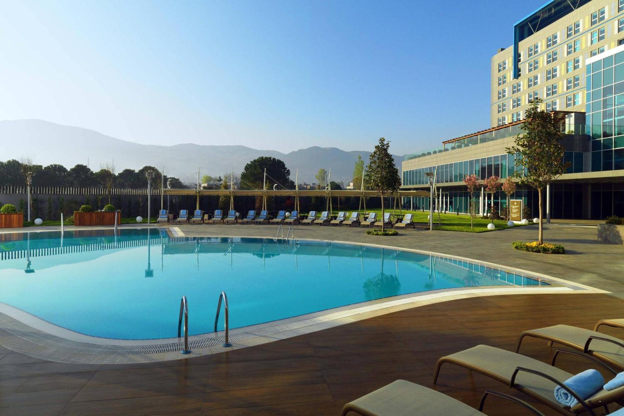 Sheraton Bursa Hotel Exterior foto The hotel's pool
